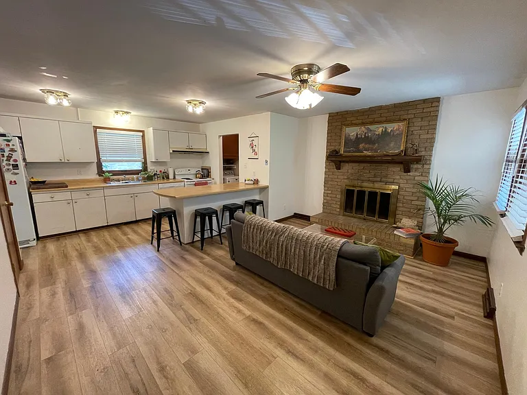1813 Vaughn Dr — Photo 2
