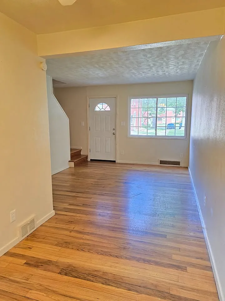 2 bed, 700 sqft, $975 — Photo 2