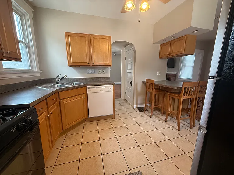 1013 Delta Ave — Photo 2