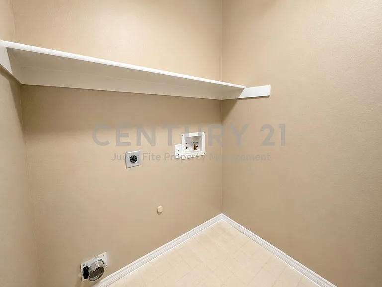 7700 Glenoaks Dr — Photo 16