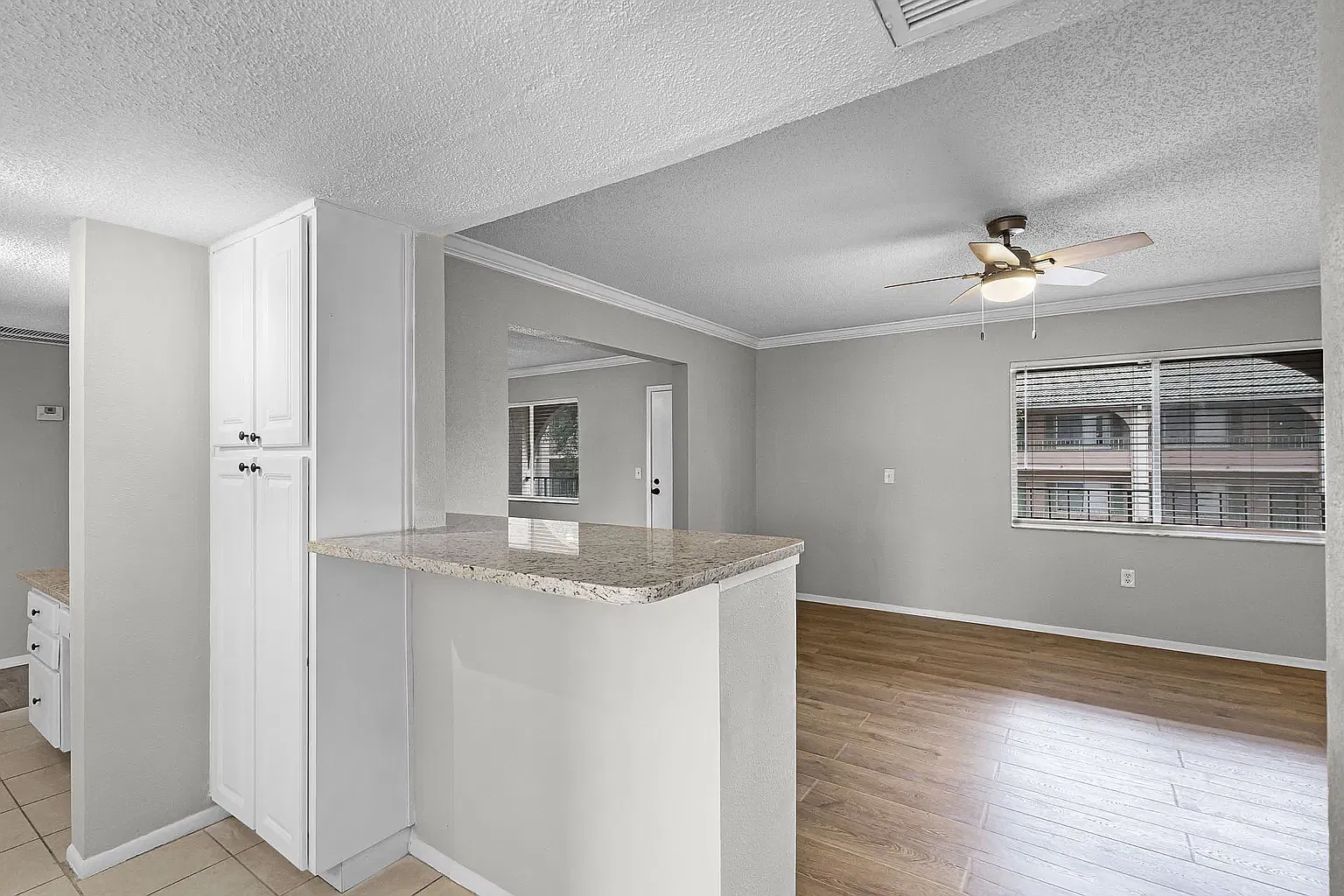 2 bed, 1000 sqft, $1,449 — Photo 2