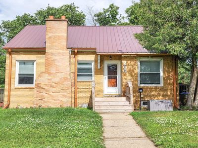200 S Wayne St, Manchester, IA, 52057