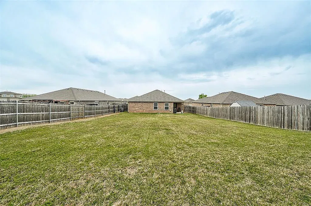 3 bed, 1415 sqft, $2,000 — Photo 3
