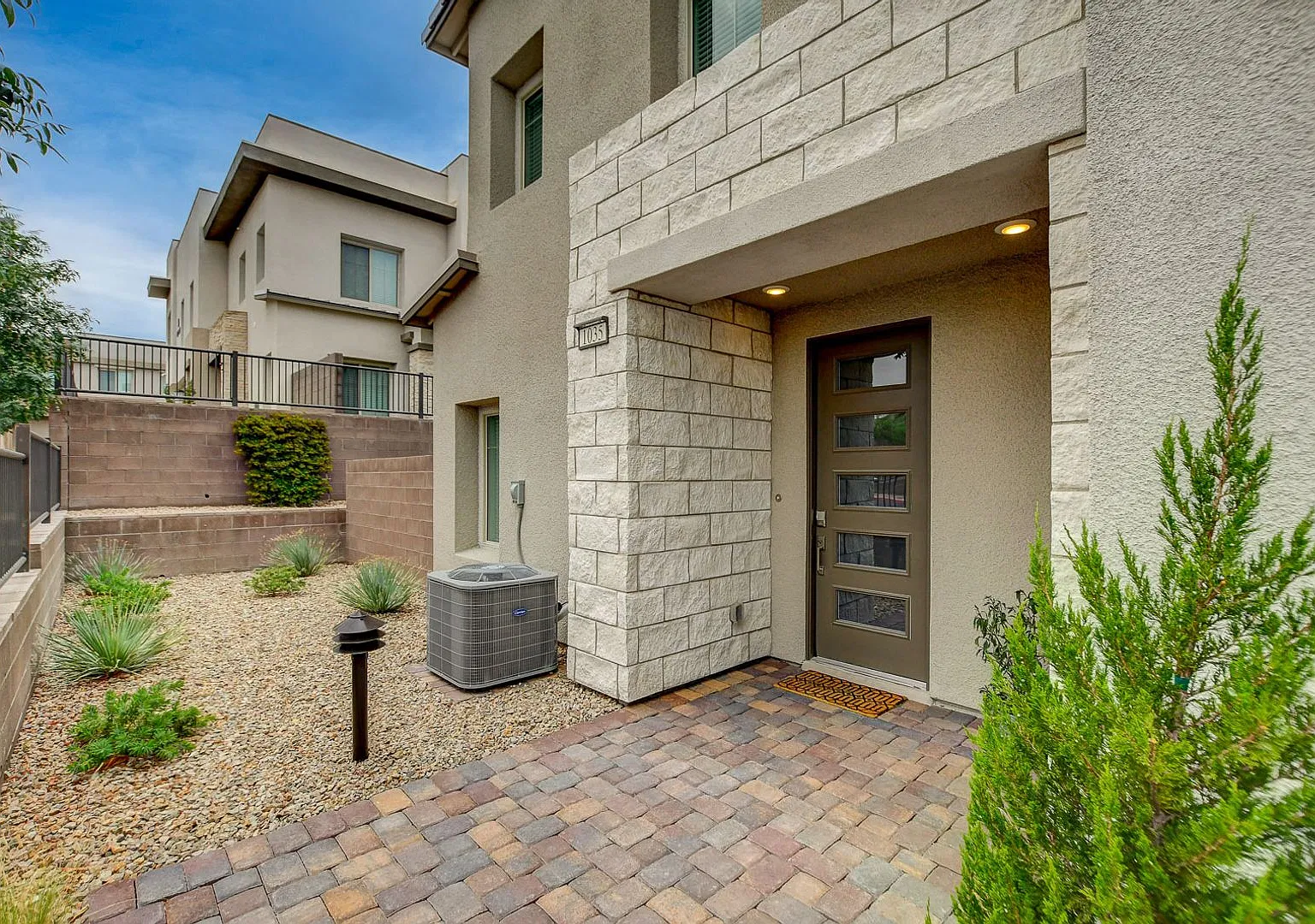 Fully Furnished Modern Townhouse with a Full Bed & Bath Downstairs! — Photo 2