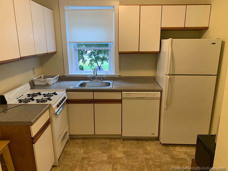 1st image of 15 Russell St #16