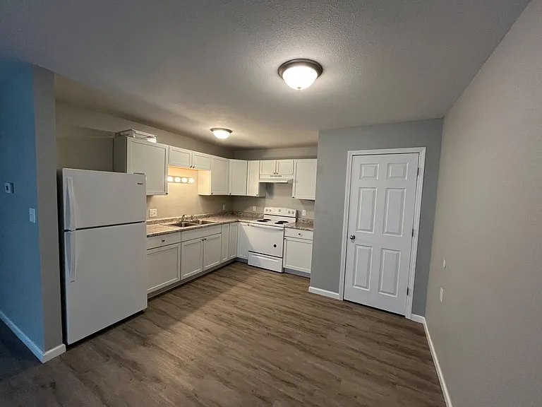 302 Manor Dr — Photo 3