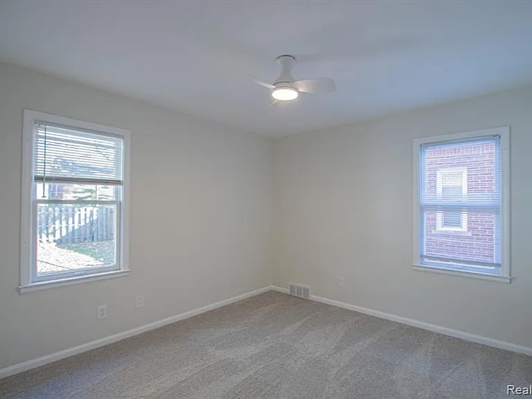 16896 Manor St — Photo 11