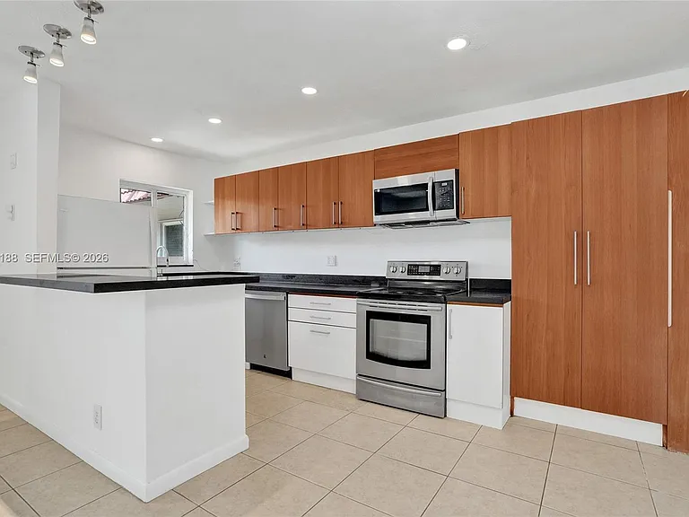 3050 NE 5th Ter #13 — Photo 14