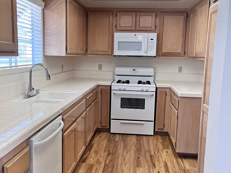 1227 S Alta Vista Ave #E — Photo 6