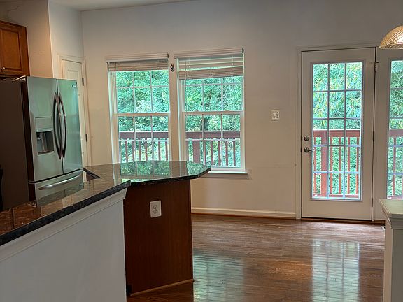 4th image of 812 Rockcreek Rd