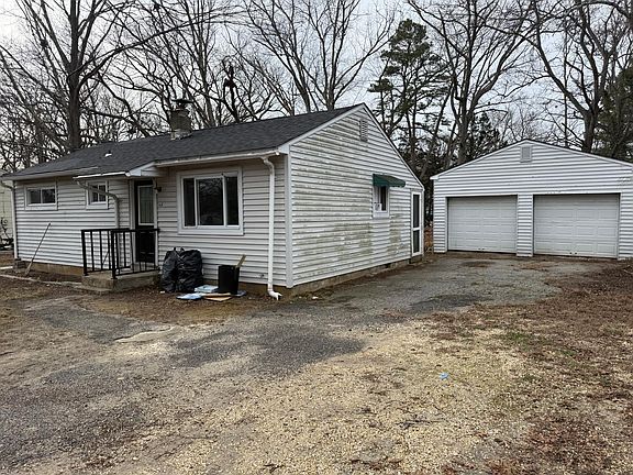 3rd image of 1418 Jeffrey St