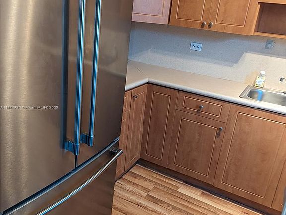 5th image of 7761 Crespi Blvd