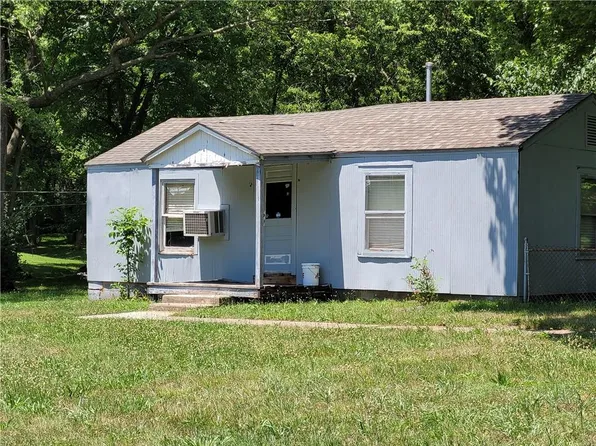5320 NE 62nd St, Gladstone, MO 64119