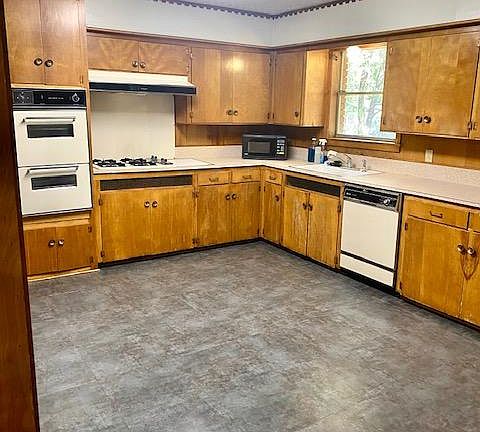 3rd image of 1708 Linden Dr