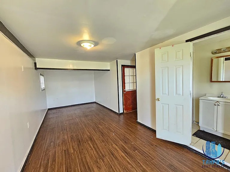 2302 Burns St — Photo 8