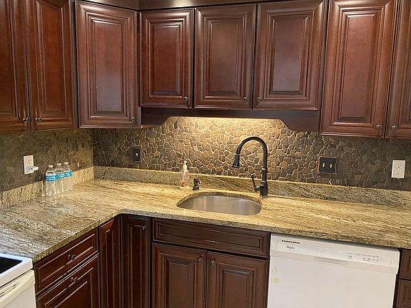5th image of 28 Williamsburg Ct Unit 3