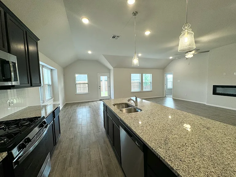 1424 Avalon Ct — Photo 4