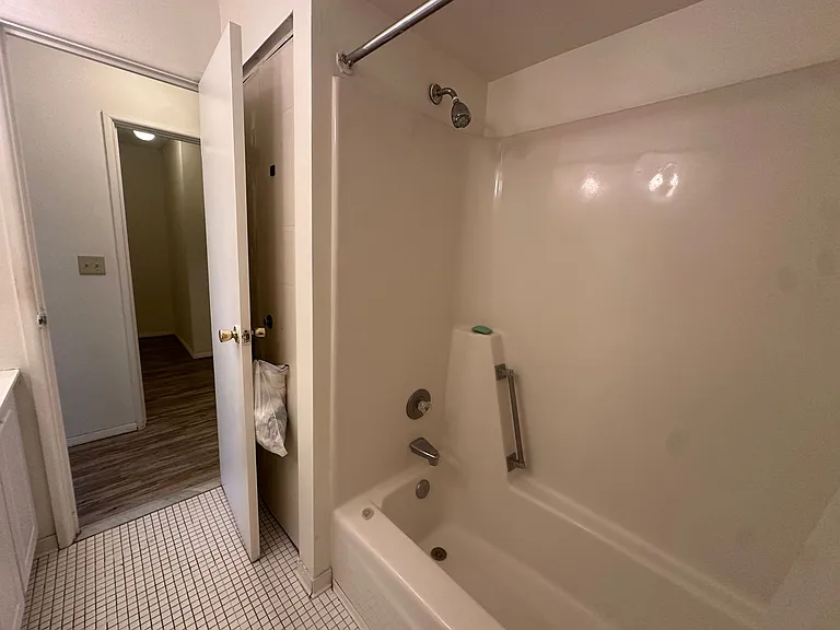 University Park Apartments near Cornell University — Photo 524