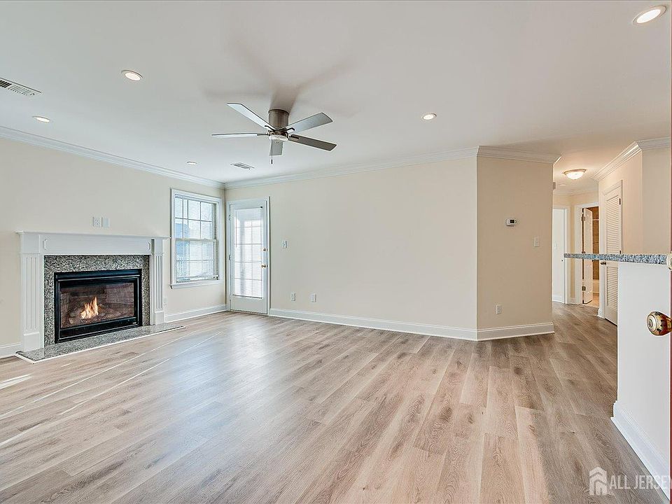 1st image of 114 Longfield Ct