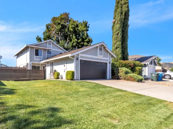 902 Meadowhawk Dr, Vacaville, CA 95687