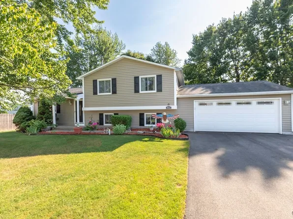 8033 Candela Ln, Clay, NY 13041