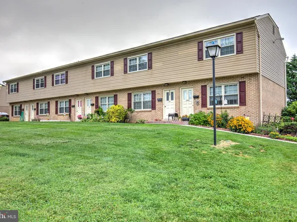 2 Meadow View Dr #10, Leola, PA 17540