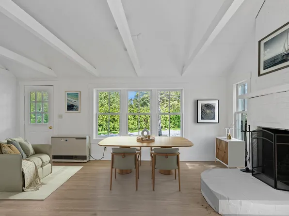 130 Wing Rd, Oak Bluffs, MA 02557