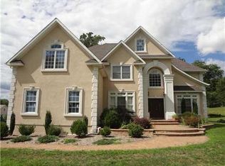 8 Fant Farm Ln, Montebello, NY 10901