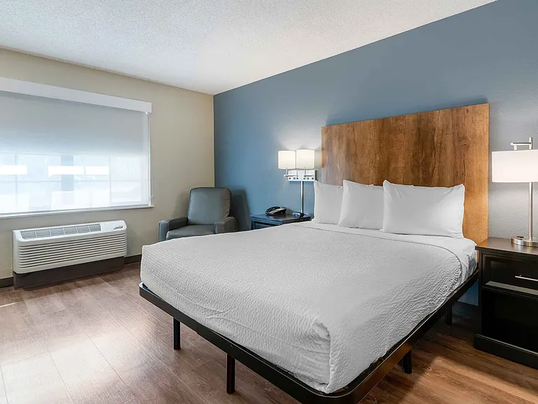 1 Bedroom Suite - 1 Queen Bed