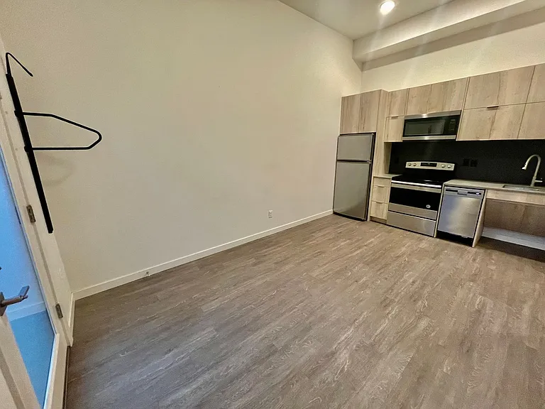 1525 N Webster St — Photo 12