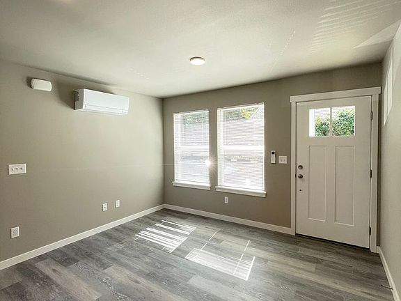 5th image of 2418 Verona St #403