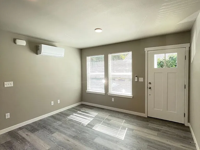 2418 Verona St — Photo 6