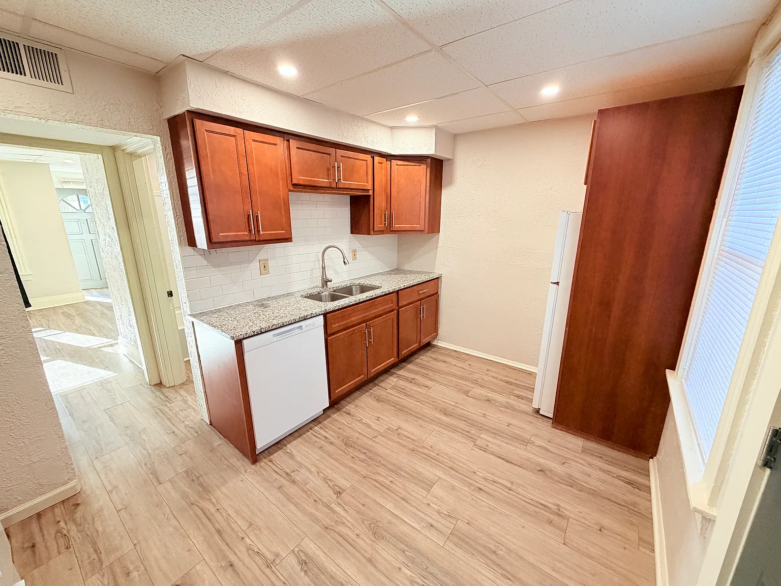 2 bed, 850 sqft, $1,300 — Photo 3