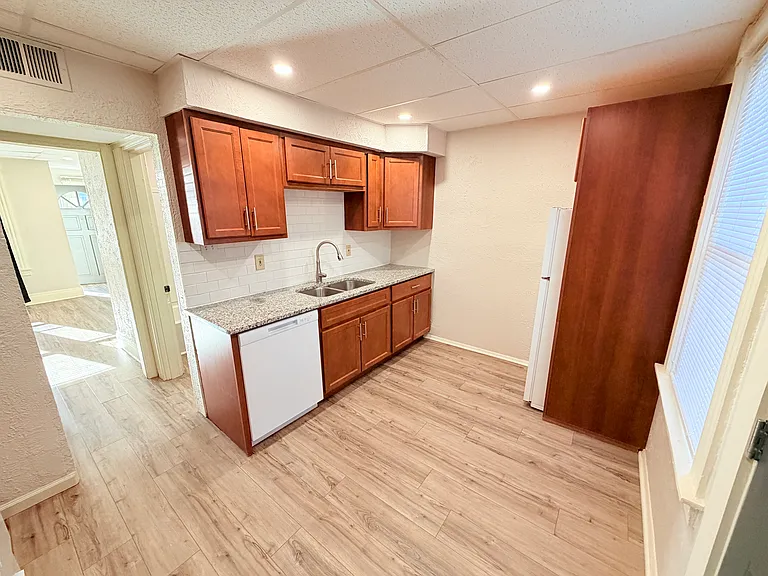 2820 Broadway Ave — Photo 3