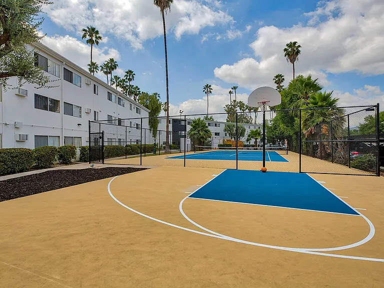 Summerview Beach Resort Luxury Apartments — Photo 12