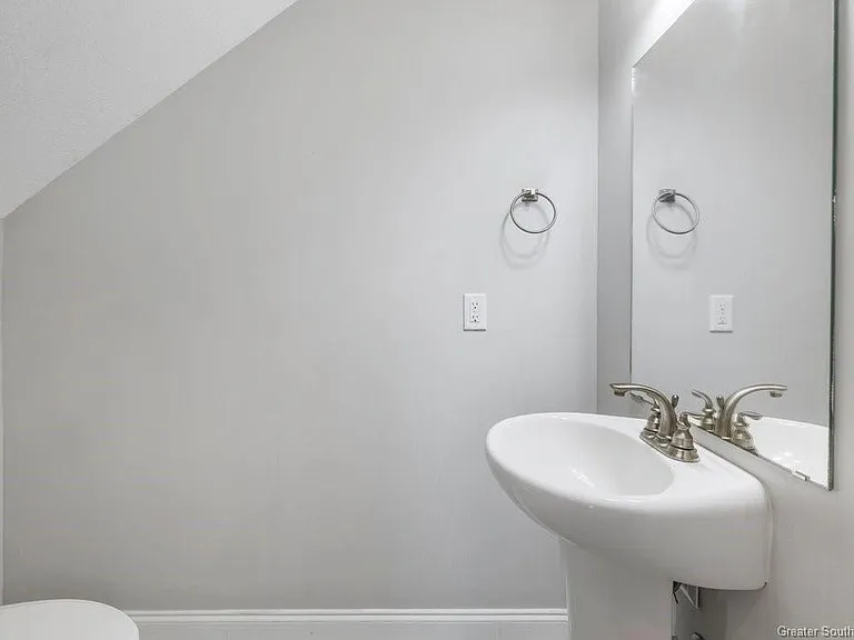 223 Clarence St — Photo 10