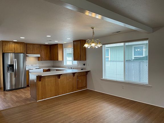5th image of 405 Saint Clair Way