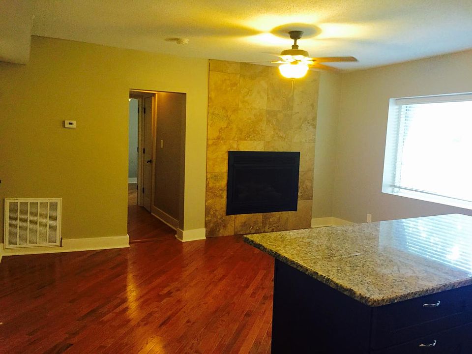 1st image of 4326 Roanoke Pkwy APT 102