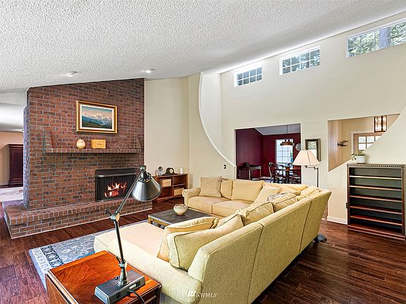Gorgeous architectural lines, quality building and plenty of charm grace you in this home.>