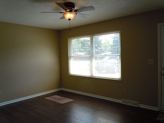 5th image of 901 Elmhurst Ave