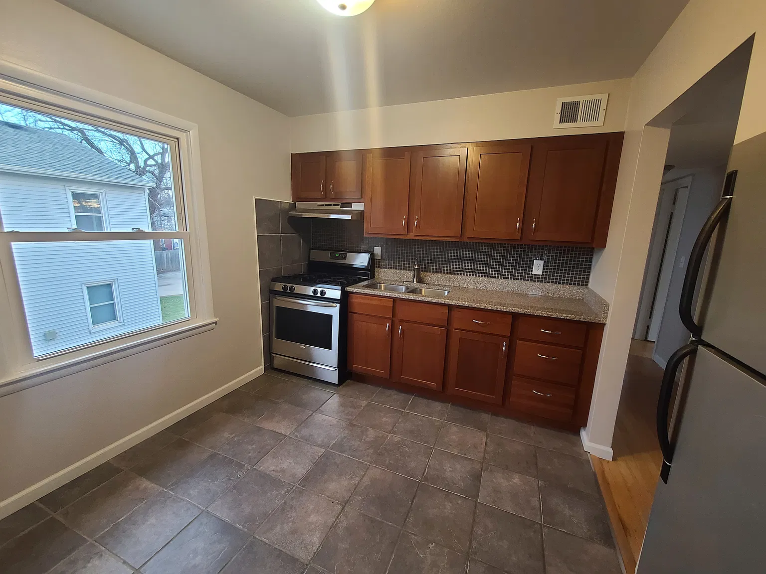 3 bed, 900 sqft, $1,400 — Photo 2