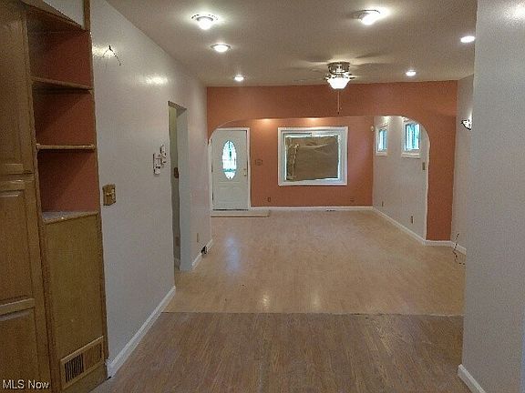3rd image of 8812 Vineyard Ave