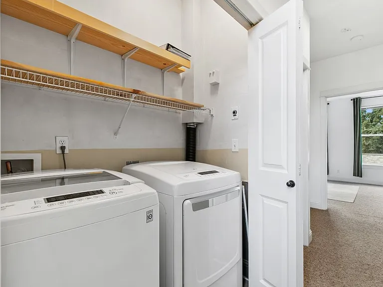 Laundry & storage (2nd floor)