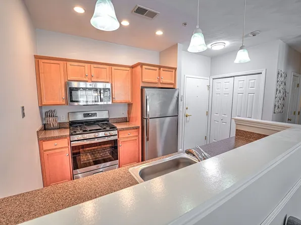 63 Central St APT 101, North Reading, MA 01864