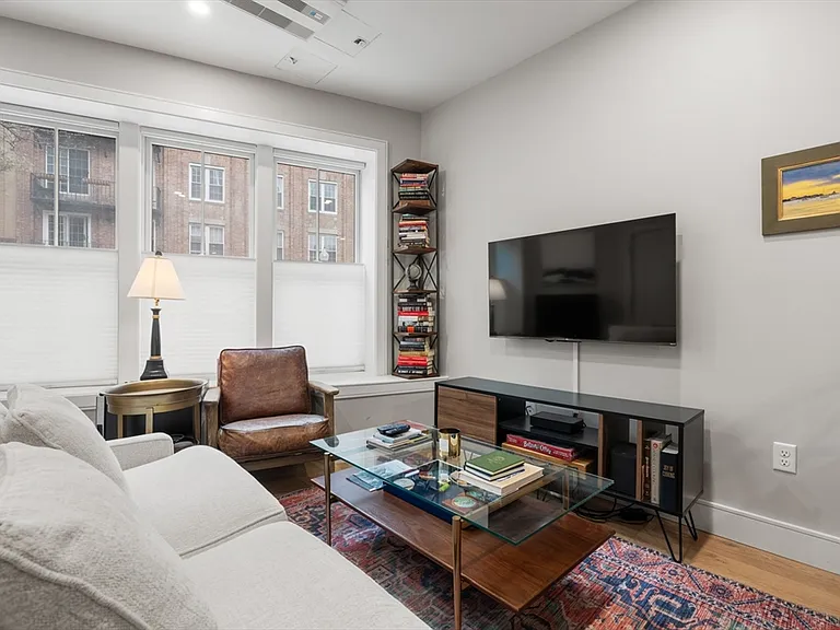 471 Hanover St #2 — Photo 3