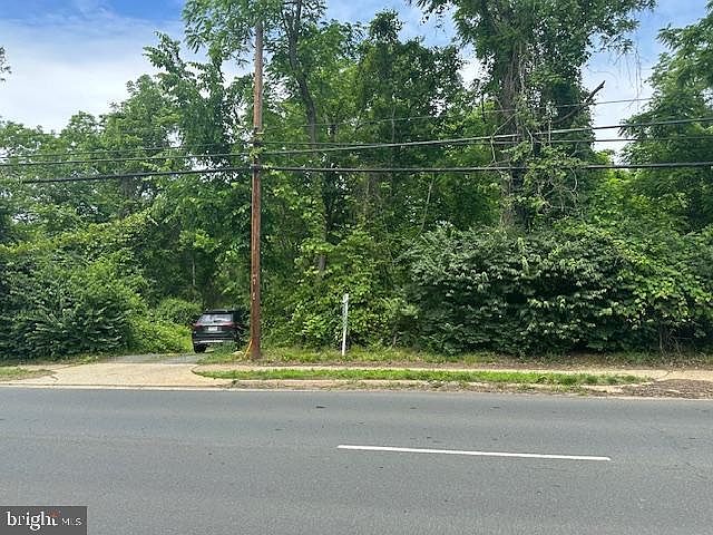 2nd image of 2754 Chain Bridge Rd