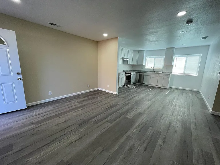 2727 Cryer St — Photo 3