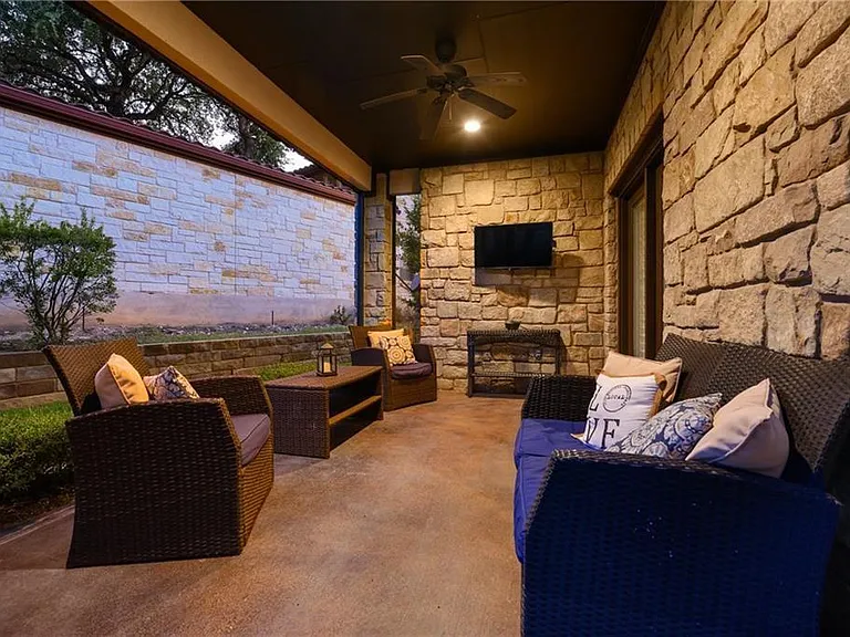 110 Oak Glen Cv — Photo 16