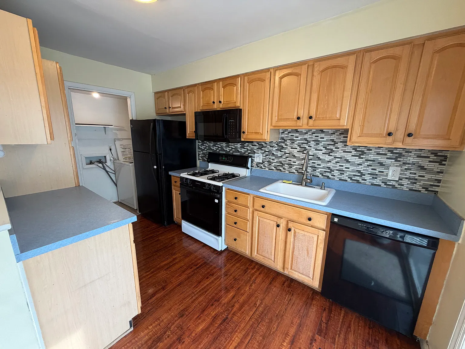 3 bed, 1.5 bath, 1220 sqft, $2,600 — Photo 3