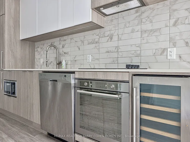 2020 Bathurst St #339 — Photo 21